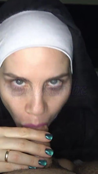 Schöne Besessene Nonne Lutscht Und Fickt