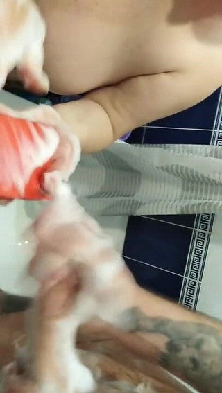 Zona901: Fingering my cock with a soapy sponge