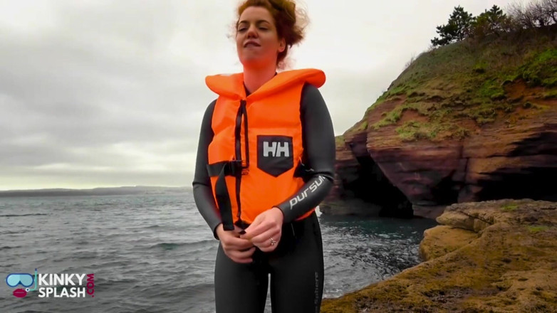 UKCuteGirl Lucy Lauren: Wetsuit Flytväst modeshow med Lucy &amp;Zoe
