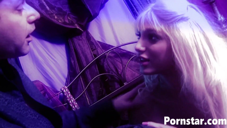 Pornstars: Mieze amy azuras versucht, einen guten blowjob und sex zu...
