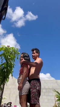 Pasó el tiempo casada con su marido al aire libre, a él le gusta tanto dentro de ella que lo derrama al suelo
