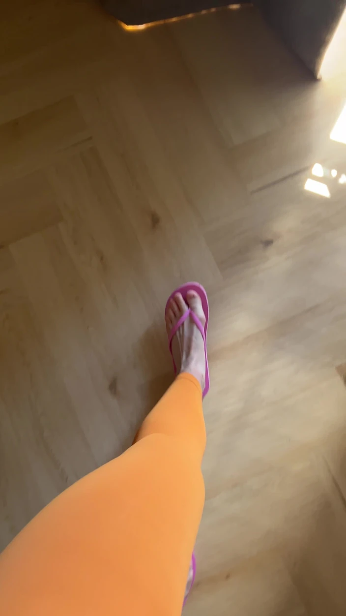 Feet: Îmi place să merg în șlapi roz