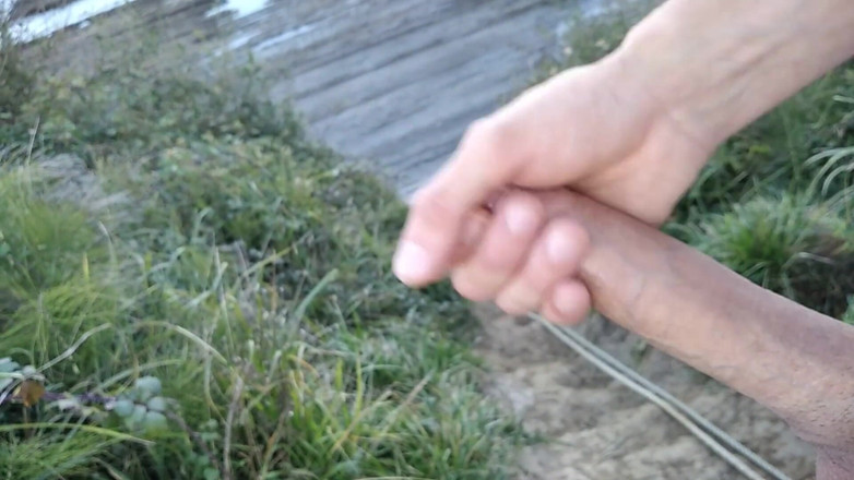 Elvissc: ビーチへ向かい、遠くの釣り人の前で大きなチンコをマスターベーションし、水の中で射精しました