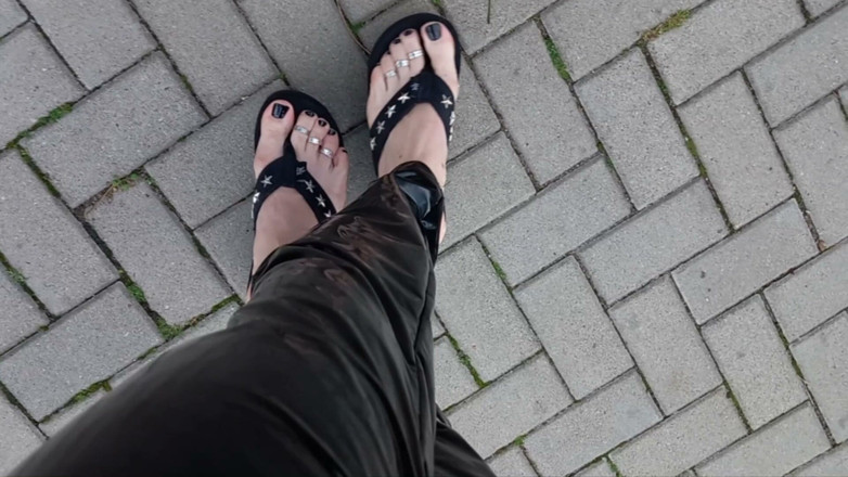 Heelex: Travestiet in latex legging en platformstrings