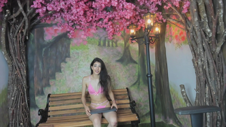 Adhara Hamilton: Latina Desnuda Muestra Masturbación Con Consolador