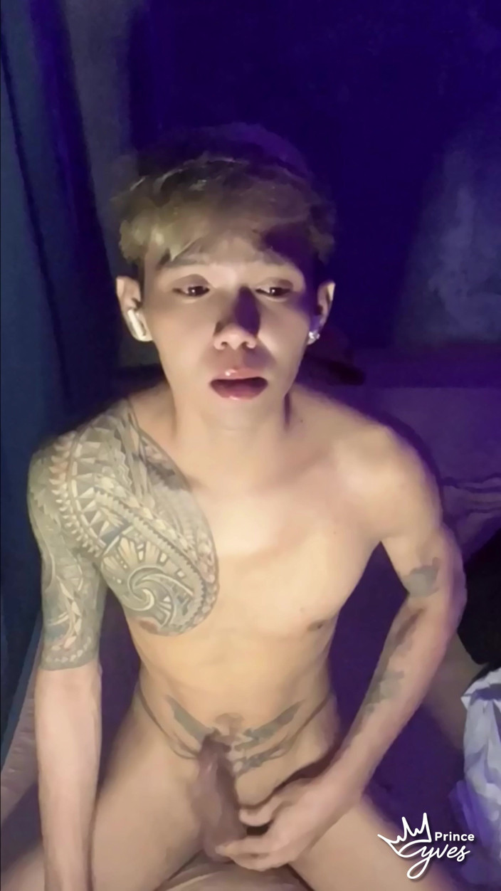Prince-Yves: Filipino inked kåt twink retas och onanerar tills han kommer
