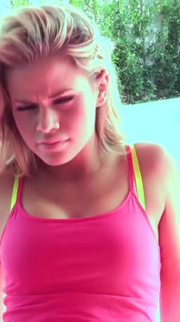 Nikki Hearts và Jessa Rhodes là những thiếu niên đồng tính nữ vui vẻ bên hồ bơi
