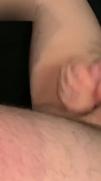 Pečlivě se dívám na svého přítele masturbující přede mnou!