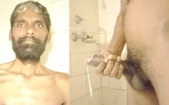 Rajesh Playboy 993 naakt masturbeert grote pik en komt klaar in de badkamer. Enorme cumshot