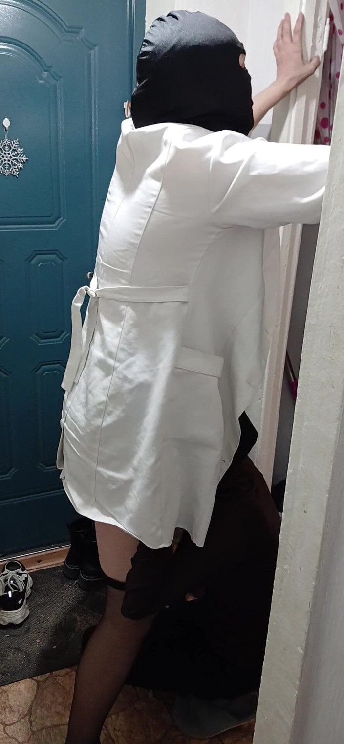 Lesbian-illusion: 一个熟女同性恋医生射在病人的嘴里