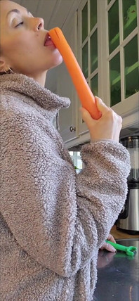 Une MILF Sexy Utilise Les Carottes Pour Autre Chose Que La Salade