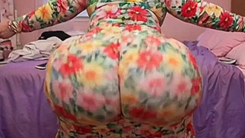 Animate golden: Menina rabuda em vestido floral se masturbando sedutoramente para seu...
