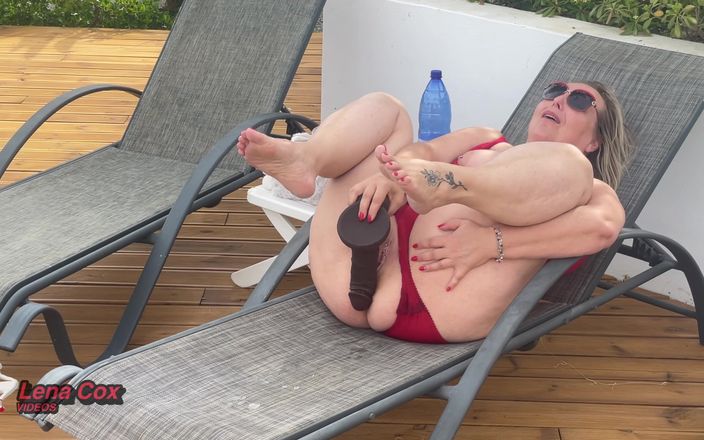 Lena Cox: Sexy manželka Lena Cox je promočená: Masturbace v divoké zahradě...
