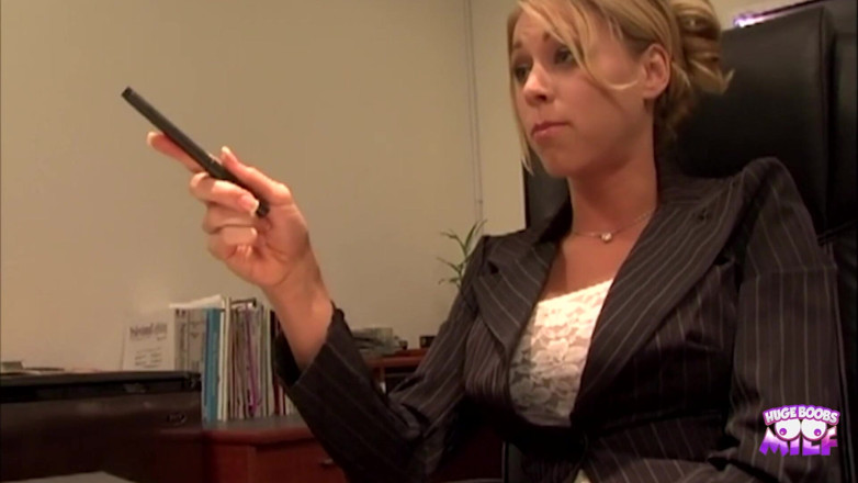 Huge Boobs MILF: Chica rubia flaca con una grandes tetas está lamiendo el...