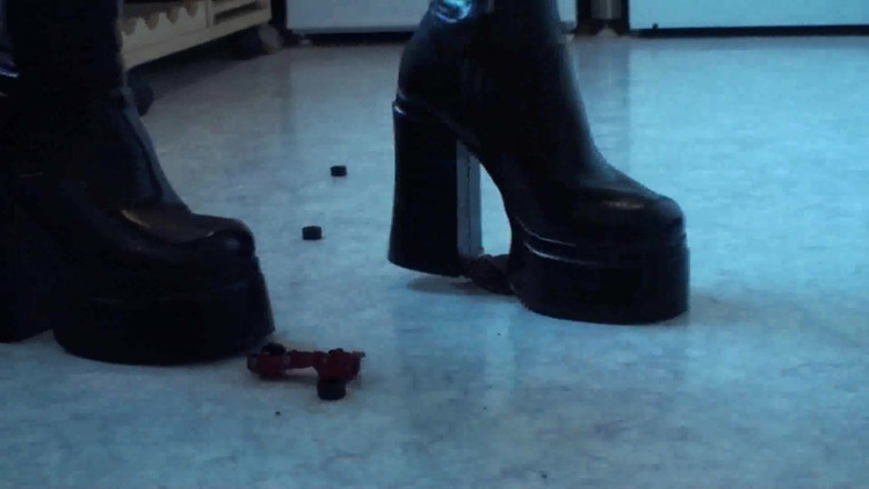 Foot Girls: Esmagando caminhões de brinquedo pequenos