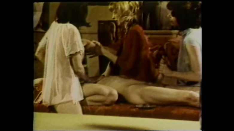 Vintage megastore: Dua tante seksi dengan memek berbulu dan toket besar dientot...