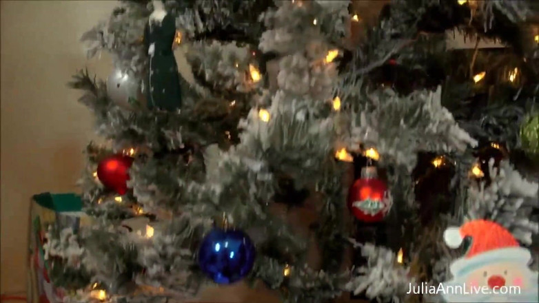 Julia Ann: Julia Ann makes Santa cum for Christmas