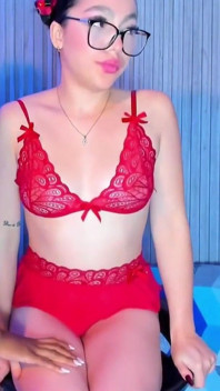 Moja napalona cipka dochodzi sama dla niej