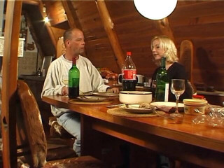 Lucky Cooch: Blondýnka děvka kouří péro a pěkně prsa