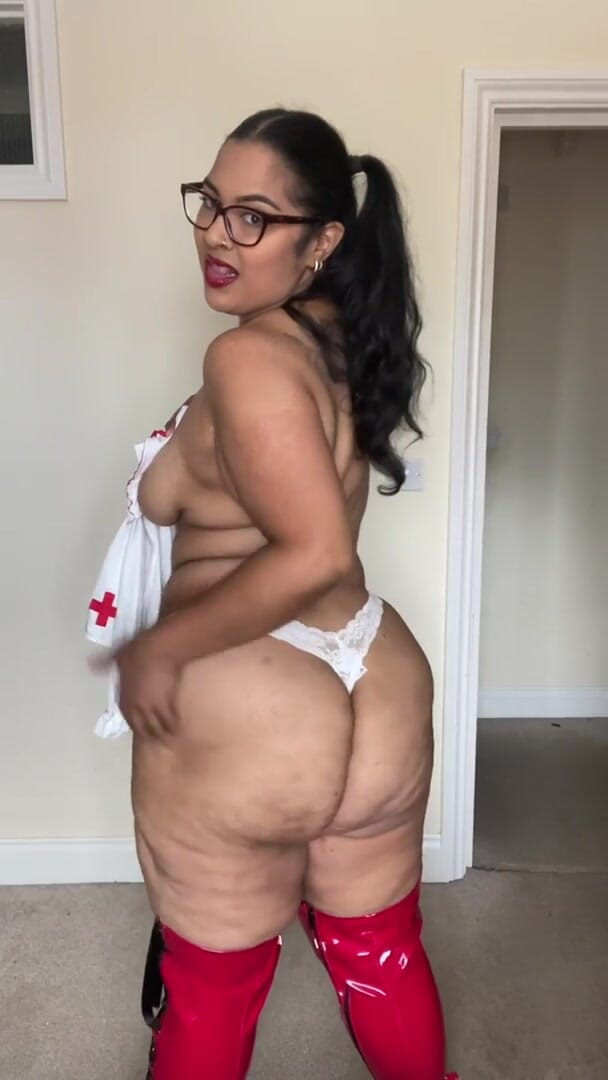 Zozonicoco: Sexy gordinha enfermeira tira roupa para você