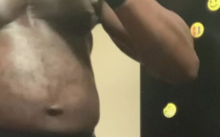Black smoking muscle stepdad: セクシーなレザーとタイトフィットの服装の喫煙シーン