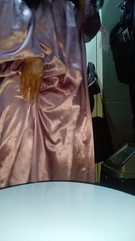 Masturbando vestindo bonito e lindo satin longdress