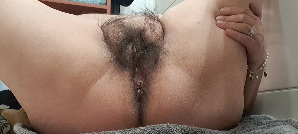 Mommy big hairy pussy: Niềm vui với những ngón tay