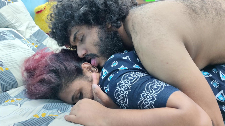 Vaigavarun45: Malayalı çift ateşli göt yalama romantizmi
