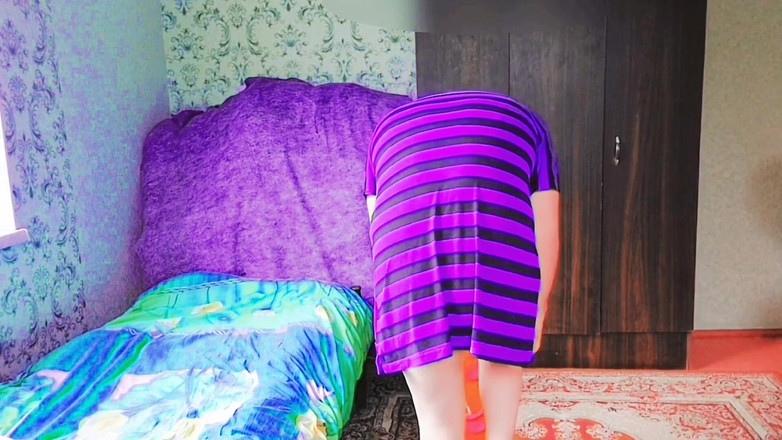 Kitty_Cross: Edgy mélange avec élégance sexy et mignonne dans une robe travestie !