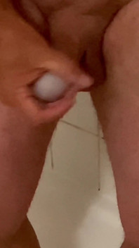 J’utilise Le Sperme Que J’ai Gardé Comme Lubrifiant Pour Une Branlette Sous La Douche