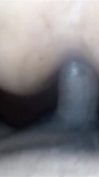 Lui lo mette nel mio culo stretto e io devirginize. Mi è piaciuto molto!
