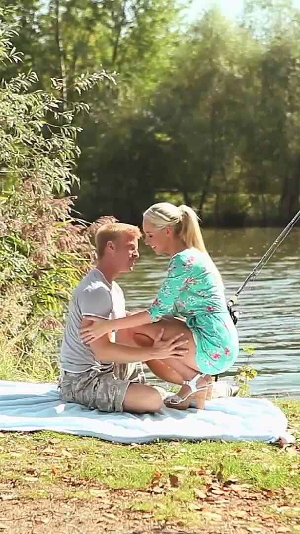 Zizi Vids: Tell Your Girlfriend You Love Her with a Romantic Outdoor...
