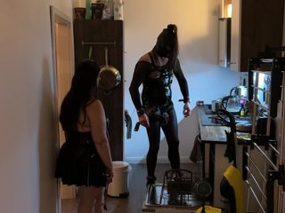 DOMINATRIX6: Sessione di pulizia fetish loft con schiava TV parte 2-3.
