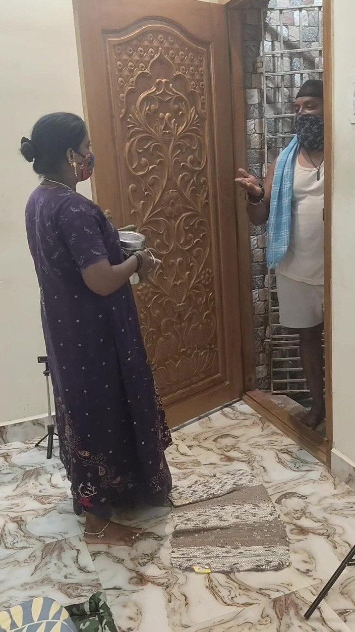 Thesana: दूध वाला आदमी, नौकरानी और मालिक