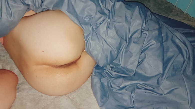 SadKarlos: 私はルームメイトを起こして、彼女を激しくファックしました。
