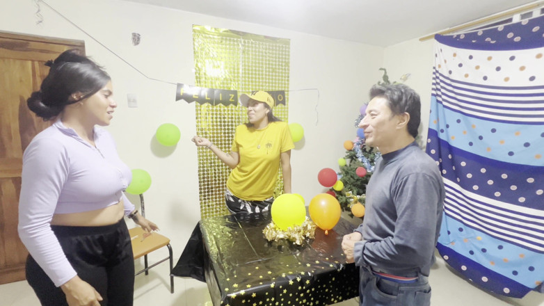 Lady: Real caseiro sexo a três - velho fode duas jovens com...