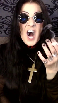 Ozzy, cosplay d’Halloween, MILF qui fume