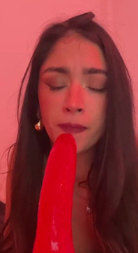 Yeni oyuncağımla derin boğaz
