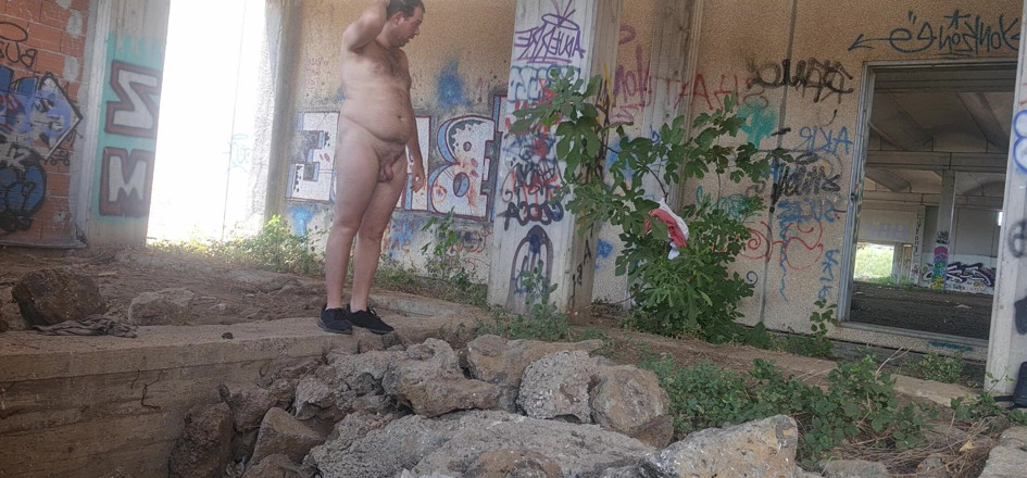 Mirko2589: Полностью голый в заброшенном здании