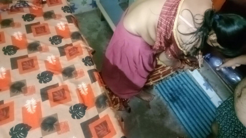 Manjushukla: Bhabhi India yang sangat cantik dalam Saree Merah