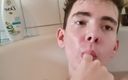 Prettyboi2000x: L’heure du bain ! (encore...) Voilà que je te montre mon joli...