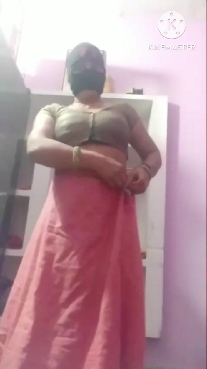Sexy gunjan: Yalnız Hintli köylü teyze eski erkek arkadaşına seksi götünü ve...