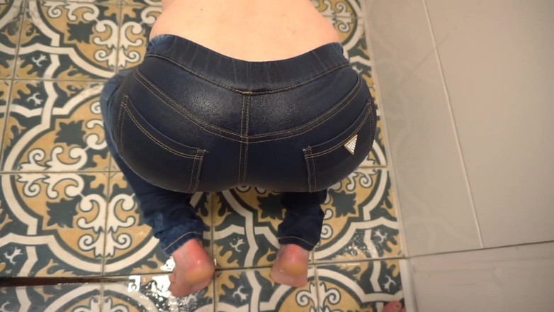 Aqua Pola: Una pipì disperata nei jeans il giorno dopo mi fa...