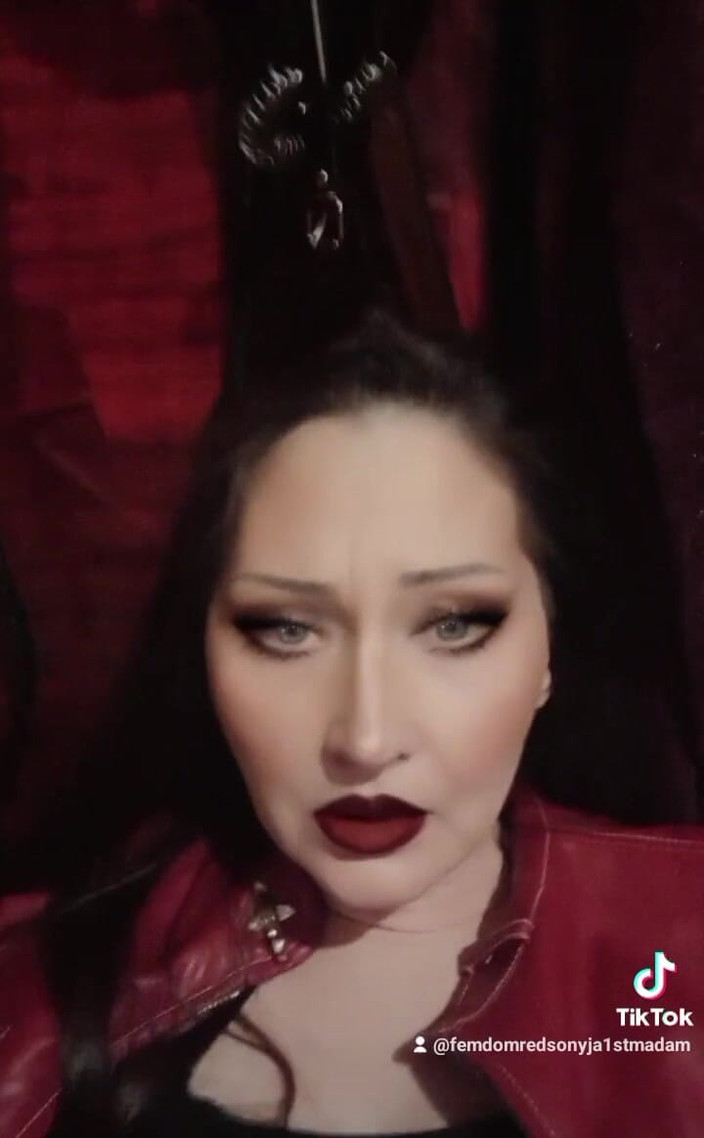 Dominatrix Redsonyja: Vezi doar o parte din Dispozitivele mele speciale pentru pula...