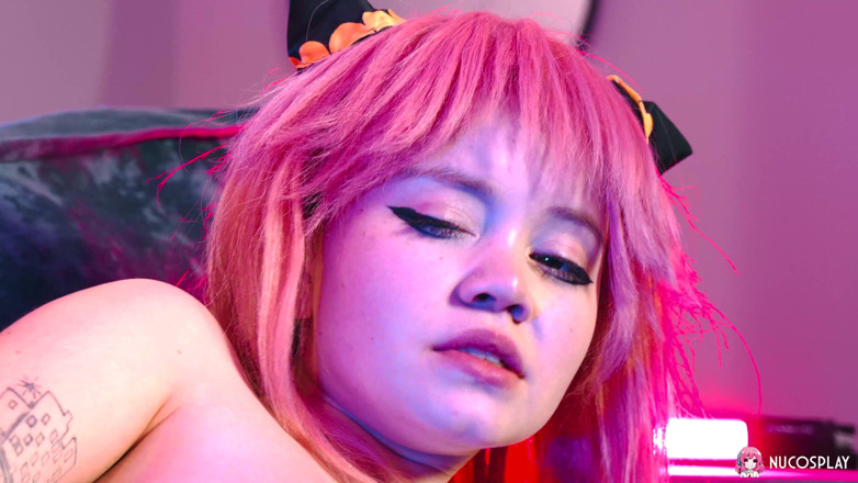 Nu Cosplay: Foxy süße anime-schlampe rebecca Nikson gibt sich einen orgasmus mit...