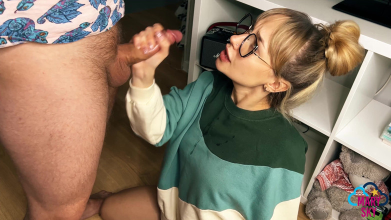 Mary_Sky: 放荡的家庭！继父大量精液倒在我脸上。深喉咙
