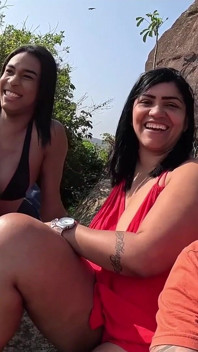 Baianinha trans plajda çifti sikiyor