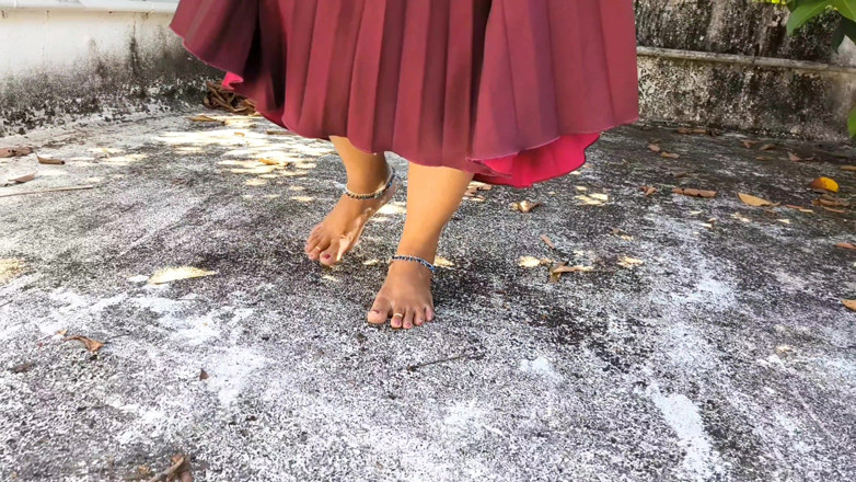 Anne Ipe: 穿着裙子的德西女孩，在户外完全裸体