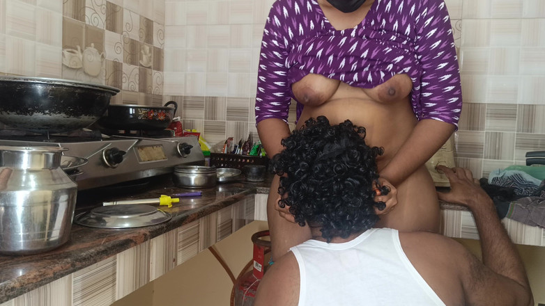 Pushpa studio: Ibu rumah tangga ngentot di dapur