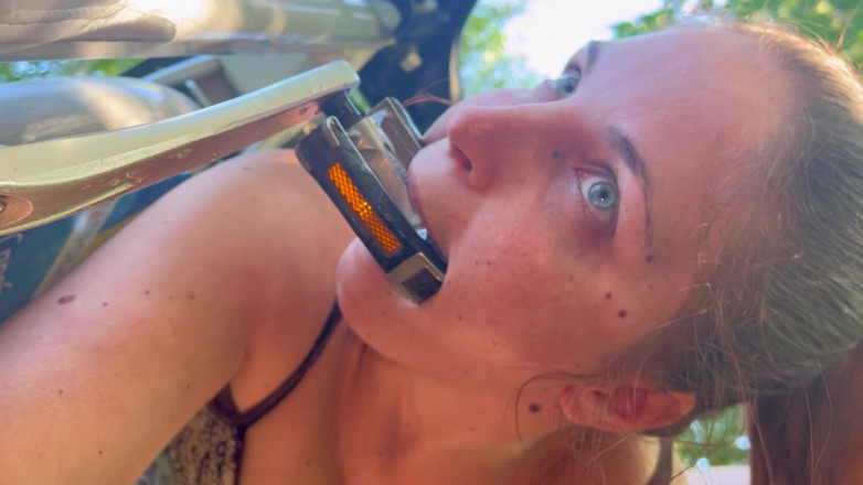 Elena917: Viaggio in bicicletta - pisciare e leccare Umiliazione